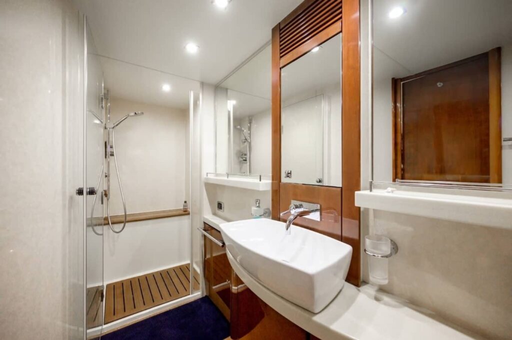 68 FT Platinum Premium Yacht Luxury Bed Rooms