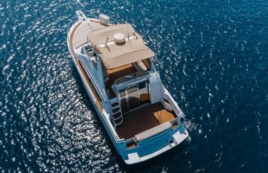 45 FT Seamaster Yacht Living Area Luxury on the Water