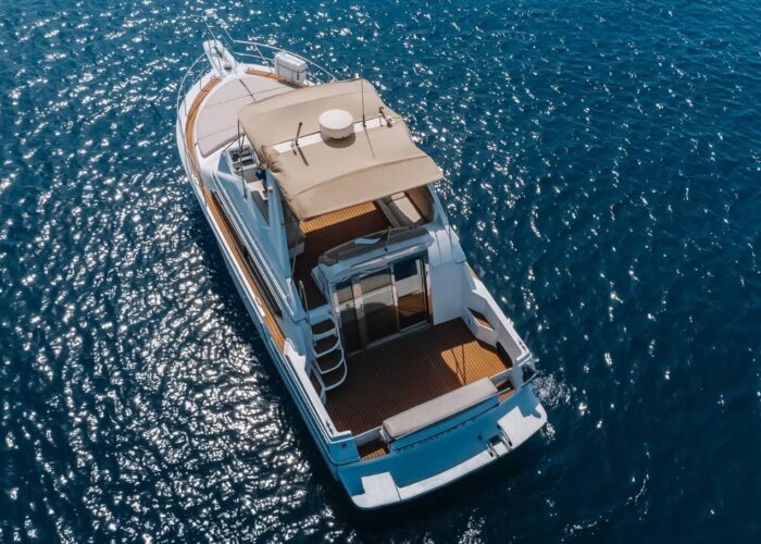 45 FT Seamaster Yacht Living Area Luxury on the Water