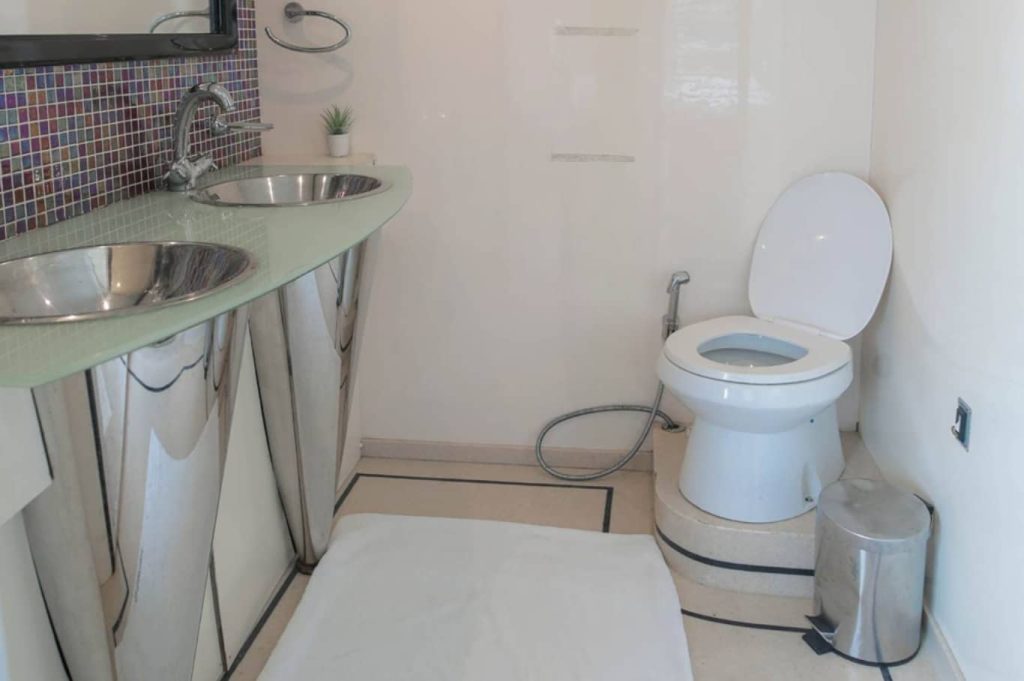 95 FT Black Pearl Yacht Dubai Bathroom