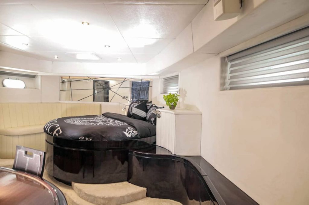 95 FT Black Pearl Yacht Dubai Luxury Bedroom